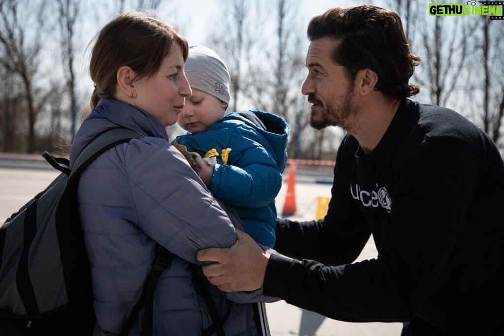 Orlando Bloom Instagram - Today, on the border, I met a mother and her three children who fled Ukraine last night after their neighbour’s house was bombed. They don’t know where they will go next, but Mum just wants her children to be safe. Today is one month since the war started and thousands of families still cross the border to Moldova every day. The services set up by @UNICEF and partners on the borders are vital for children and families seeking protection. If you can help, link in bio 💙