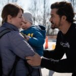 Orlando Bloom Instagram - Today, on the border, I met a mother and her three children who fled Ukraine last night after their neighbour’s house was bombed. They don’t know where they will go next, but Mum just wants her children to be safe. Today is one month since the war started and thousands of families still cross the border to Moldova every day. The services set up by @UNICEF and partners on the borders are vital for children and families seeking protection. If you can help, link in bio 💙