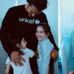 Orlando Bloom Instagram - Since the start of the war in #Ukraine, a child has become a refugee almost every single second. I’m in Moldova with @UNICEF meeting families who were forced to leave everything behind in search of safety. Children in and outside of Ukraine need all the help you can give. Link in bio. 💙