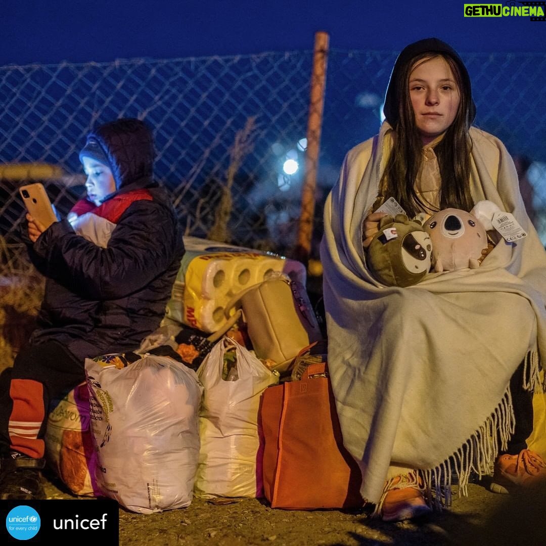 Orlando Bloom Instagram - Over 1 million children have fled #Ukraine in search of safety and protection. UNICEF and partners are on the ground providing lifesaving supplies and services to children and their families. They need peace NOW. Link in bio to help. © UNICEF/UN0600232/Radwanski/AFP RP: @unicef