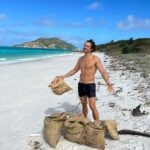 Orlando Bloom Instagram - friend’s become family 💛werk-outs 💨💦 & beach cleaning 🌴🐚🌏WILD wildlife🦎🦈🐨🐍@australia🇦🇺 you gotta lot to offer 🫵🙏☀️