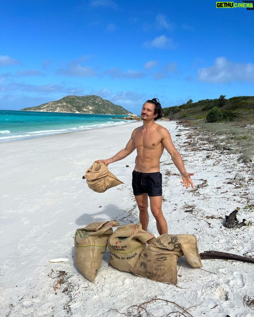Orlando Bloom Instagram - friend’s become family 💛werk-outs 💨💦 & beach cleaning 🌴🐚🌏WILD wildlife🦎🦈🐨🐍@australia🇦🇺 you gotta lot to offer 🫵🙏☀️