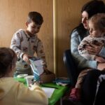 Orlando Bloom Instagram - This week I visited two Blue Dot centres in Moldova where women and children stop for rest and support as they cross the border from Ukraine in search of safety. The Blue Dots set up by @UNICEF, @refugees and partners are safe spaces that provide essential services and ensure children are protected from exploitation. The needs of children and families in and outside Ukraine grow every day. If you can, help by tapping the link in my bio.