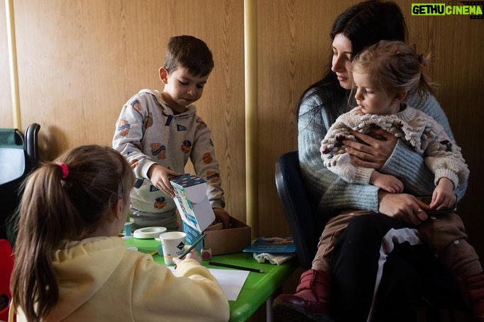 Orlando Bloom Instagram - This week I visited two Blue Dot centres in Moldova where women and children stop for rest and support as they cross the border from Ukraine in search of safety. The Blue Dots set up by @UNICEF, @refugees and partners are safe spaces that provide essential services and ensure children are protected from exploitation. The needs of children and families in and outside Ukraine grow every day. If you can, help by tapping the link in my bio.