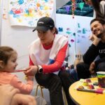 Orlando Bloom Instagram - This week I visited two Blue Dot centres in Moldova where women and children stop for rest and support as they cross the border from Ukraine in search of safety. The Blue Dots set up by @UNICEF, @refugees and partners are safe spaces that provide essential services and ensure children are protected from exploitation. The needs of children and families in and outside Ukraine grow every day. If you can, help by tapping the link in my bio.