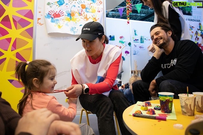Orlando Bloom Instagram - This week I visited two Blue Dot centres in Moldova where women and children stop for rest and support as they cross the border from Ukraine in search of safety. The Blue Dots set up by @UNICEF, @refugees and partners are safe spaces that provide essential services and ensure children are protected from exploitation. The needs of children and families in and outside Ukraine grow every day. If you can, help by tapping the link in my bio.