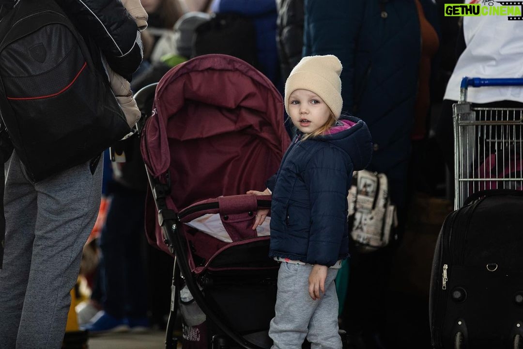 Orlando Bloom Instagram - Today, on the border, I met a mother and her three children who fled Ukraine last night after their neighbour’s house was bombed. They don’t know where they will go next, but Mum just wants her children to be safe. Today is one month since the war started and thousands of families still cross the border to Moldova every day. The services set up by @UNICEF and partners on the borders are vital for children and families seeking protection. If you can help, link in bio 💙