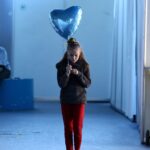 Orlando Bloom Instagram - Since the start of the war in #Ukraine, a child has become a refugee almost every single second. I’m in Moldova with @UNICEF meeting families who were forced to leave everything behind in search of safety. Children in and outside of Ukraine need all the help you can give. Link in bio. 💙