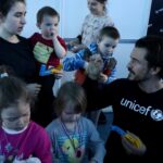 Orlando Bloom Instagram - Since the start of the war in #Ukraine, a child has become a refugee almost every single second. I’m in Moldova with @UNICEF meeting families who were forced to leave everything behind in search of safety. Children in and outside of Ukraine need all the help you can give. Link in bio. 💙