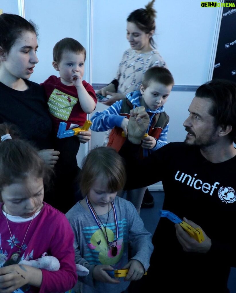 Orlando Bloom Instagram - Since the start of the war in #Ukraine, a child has become a refugee almost every single second. I’m in Moldova with @UNICEF meeting families who were forced to leave everything behind in search of safety. Children in and outside of Ukraine need all the help you can give. Link in bio. 💙