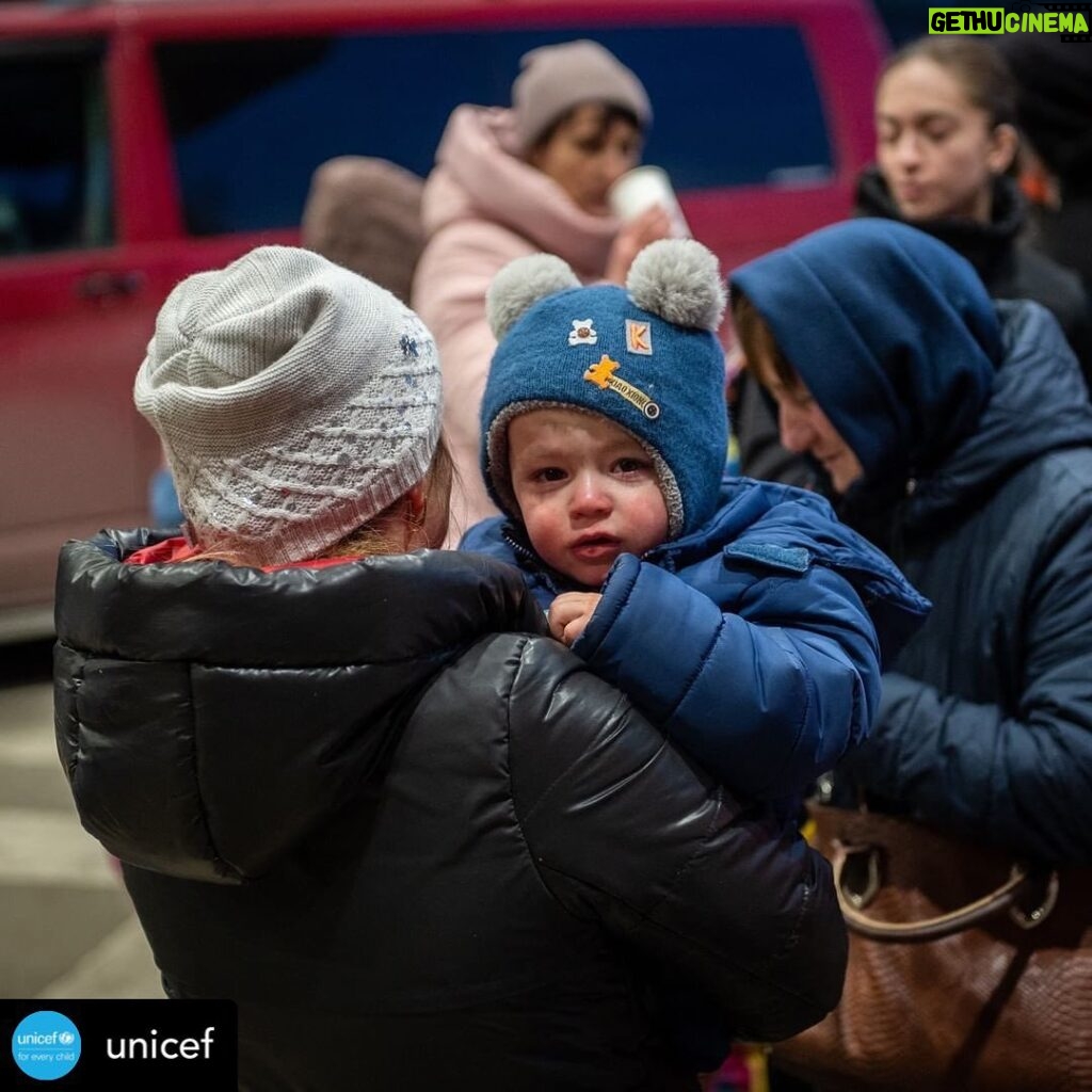 Orlando Bloom Instagram - Over 1 million children have fled #Ukraine in search of safety and protection. UNICEF and partners are on the ground providing lifesaving supplies and services to children and their families. They need peace NOW. Link in bio to help. © UNICEF/UN0600232/Radwanski/AFP RP: @unicef