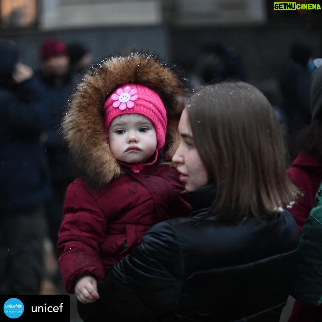 Orlando Bloom Instagram - Over 1 million children have fled #Ukraine in search of safety and protection. UNICEF and partners are on the ground providing lifesaving supplies and services to children and their families. They need peace NOW. Link in bio to help. © UNICEF/UN0600232/Radwanski/AFP RP: @unicef