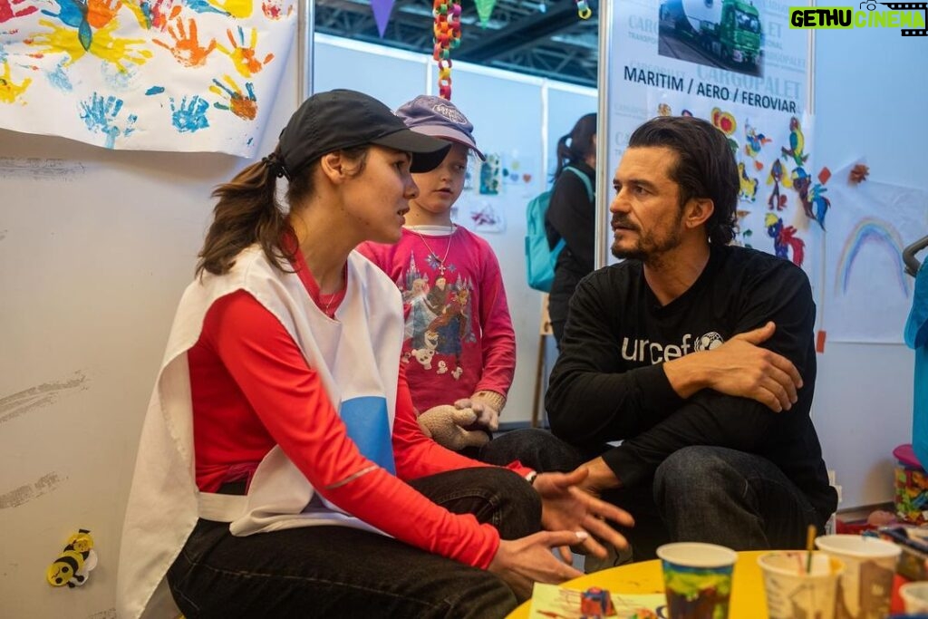 Orlando Bloom Instagram - Through my work with @unicef I’ve had the honour of meeting many of the humanitarians working to protect the rights of children whose lives are devastated by crises and conflicts. On #WorldHumanitarianDay, please join me in recognizing their courage and dedication. Link in stories to learn more and support 🤝 #NoMatterWhat