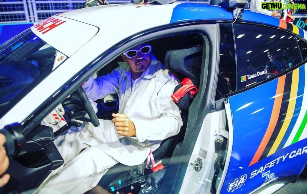 Orlando Bloom Instagram - The last @FIAFormulaE race I saw was 6yrs ago in Marrakech when the drivers had to change cars mid-race. As an enthusiast, it was fantastic to be in London today and see just how far the cars, and the technology have evolved - and of course to see fellow Brit Jake Dennis win the world championship. 🏁🏎️💨