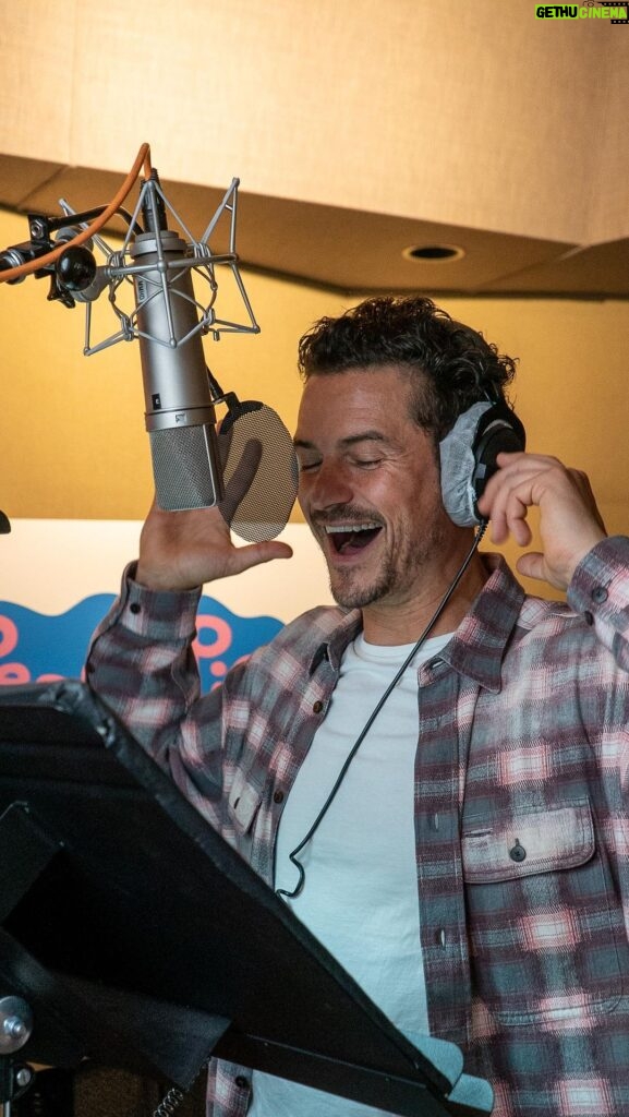 Orlando Bloom Instagram - Mr. Raccoon in full effect! 🎉 I had an absolute blast voicing this epic character in Peppa Pig. Can’t wait for your little ones to see it!  In cinemas now.