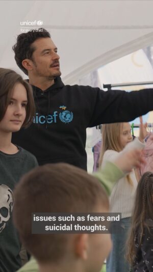 Orlando Bloom Instagram - As the war rages on in Ukraine, supporting children’s mental health has become increasingly critical.

Our Goodwill Ambassador @orlandobloom, recently met with families who are receiving essential care to help them with their distress and fear.

Every child has a right to be safe, protected and supported.

Visit UNICEF’s Parenting Hub to access expert advice on supporting your family. Link in bio.

#OnMyMind