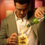 Orlando Bloom Instagram - When it comes to pouring the perfect pint... #ItTakesAnExpert 🍻 #ad #cheers #staropramen @staropramenuk Please drink responsibly