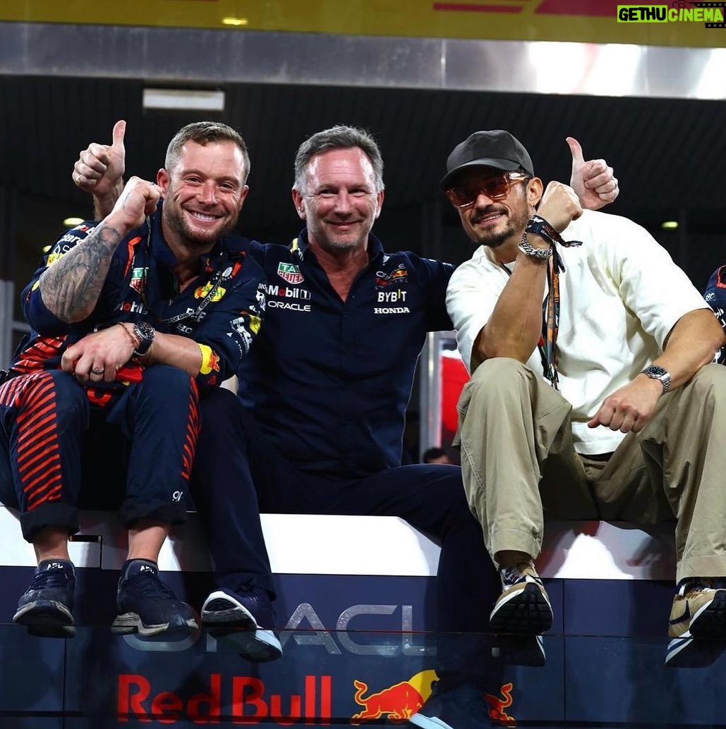 Orlando Bloom Instagram - Abu Dhabi F1 Grand Prix with my #GranTurismo fam 🏎️💨 🙏 @visitabudhabi #InAbuDhabi #AbuDhabiGP