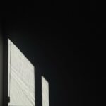 Ornella D'Elía Instagram - pienso eternamente, todos los días, en el vacío que provoca estar inmersos acá, en este espacio, en esta red y no de contención. identifico que me da ansiedad. también puedo identificar que inclusive, aún que me de ansiedad, me estoy abriendo a contar sobre mi sentir emocional, y eso en mi me provoca otro tipo de sentimientos que aún no puedo entender qué tan legibles son, qué tan reales o qué tan verdaderos, vívidos. sobre todo vívidos. porque, para mí, lo vívido es puro, es genuino, es fiel y sobre todo real. porque en la realidad te sudan las manos, te late muy fuerte el corazón, la angustia cae sobre vos como si no existiera otra forma de expresarse. como si cayera la peor miseria. en un contexto real. en lo puro de ser magníficamente vulnerables. pienso que somos seres capaces de transformar la vulnerabilidad en una sensibilidad inmersa que desborda exquisitez, que despierta descubrimiento, que abre un camino eterno hacia el adentro, sumando ahora si, experiencias colectivas que nos brindan herramientas para armarnos. para desarmarnos cincuenta y dos veces y para volver a armarnos. porque lo colectivo nos construye. y como nos construye nos devora. nos lleva por caminos espectaculares y por otros caminos que aún así, siguiéndolos y dejándonos llevar en el intento, no son tan espectaculares. tal vez sea parte de esta construcción del ser. del deseo de la estabilidad, la paz, el eje, que ni se si existe, pero en el eje en sí, en el no sé qué, buscando el equilibrio. lo constante, lo capaz. la forma de sentirnos en comodidad, en transformación constante hacia eso que nos desprende y nos ataja nuevamente. como si fuéramos todo y nada a la vez. tal vez el adentro sea solo una pura construcción del ser en soledad, armándose mediante guerras infinitas, amores que tropiezan y amores que te hacen brillar los ojos. el adentro como un lugar de remanso infinito. porque no hay nada más lindo que llegar a casa y encontrarse. con dolor, con angustia, con alegría y resplandor, con sabor a quererlo todo o con ganas de acostarte y comer lo más rico de tu vida. pero llegar y sentirse. sobre todo en lo verdadero. que claro que acá no se ve ni por asomo.