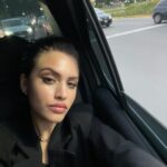 Ornella D'Elía Instagram - pienso eternamente, todos los días, en el vacío que provoca estar inmersos acá, en este espacio, en esta red y no de contención. identifico que me da ansiedad. también puedo identificar que inclusive, aún que me de ansiedad, me estoy abriendo a contar sobre mi sentir emocional, y eso en mi me provoca otro tipo de sentimientos que aún no puedo entender qué tan legibles son, qué tan reales o qué tan verdaderos, vívidos. sobre todo vívidos. porque, para mí, lo vívido es puro, es genuino, es fiel y sobre todo real. porque en la realidad te sudan las manos, te late muy fuerte el corazón, la angustia cae sobre vos como si no existiera otra forma de expresarse. como si cayera la peor miseria. en un contexto real. en lo puro de ser magníficamente vulnerables. pienso que somos seres capaces de transformar la vulnerabilidad en una sensibilidad inmersa que desborda exquisitez, que despierta descubrimiento, que abre un camino eterno hacia el adentro, sumando ahora si, experiencias colectivas que nos brindan herramientas para armarnos. para desarmarnos cincuenta y dos veces y para volver a armarnos. porque lo colectivo nos construye. y como nos construye nos devora. nos lleva por caminos espectaculares y por otros caminos que aún así, siguiéndolos y dejándonos llevar en el intento, no son tan espectaculares. tal vez sea parte de esta construcción del ser. del deseo de la estabilidad, la paz, el eje, que ni se si existe, pero en el eje en sí, en el no sé qué, buscando el equilibrio. lo constante, lo capaz. la forma de sentirnos en comodidad, en transformación constante hacia eso que nos desprende y nos ataja nuevamente. como si fuéramos todo y nada a la vez. tal vez el adentro sea solo una pura construcción del ser en soledad, armándose mediante guerras infinitas, amores que tropiezan y amores que te hacen brillar los ojos. el adentro como un lugar de remanso infinito. porque no hay nada más lindo que llegar a casa y encontrarse. con dolor, con angustia, con alegría y resplandor, con sabor a quererlo todo o con ganas de acostarte y comer lo más rico de tu vida. pero llegar y sentirse. sobre todo en lo verdadero. que claro que acá no se ve ni por asomo.