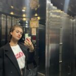 Ornella D'Elía Instagram - pienso eternamente, todos los días, en el vacío que provoca estar inmersos acá, en este espacio, en esta red y no de contención. identifico que me da ansiedad. también puedo identificar que inclusive, aún que me de ansiedad, me estoy abriendo a contar sobre mi sentir emocional, y eso en mi me provoca otro tipo de sentimientos que aún no puedo entender qué tan legibles son, qué tan reales o qué tan verdaderos, vívidos. sobre todo vívidos. porque, para mí, lo vívido es puro, es genuino, es fiel y sobre todo real. porque en la realidad te sudan las manos, te late muy fuerte el corazón, la angustia cae sobre vos como si no existiera otra forma de expresarse. como si cayera la peor miseria. en un contexto real. en lo puro de ser magníficamente vulnerables. pienso que somos seres capaces de transformar la vulnerabilidad en una sensibilidad inmersa que desborda exquisitez, que despierta descubrimiento, que abre un camino eterno hacia el adentro, sumando ahora si, experiencias colectivas que nos brindan herramientas para armarnos. para desarmarnos cincuenta y dos veces y para volver a armarnos. porque lo colectivo nos construye. y como nos construye nos devora. nos lleva por caminos espectaculares y por otros caminos que aún así, siguiéndolos y dejándonos llevar en el intento, no son tan espectaculares. tal vez sea parte de esta construcción del ser. del deseo de la estabilidad, la paz, el eje, que ni se si existe, pero en el eje en sí, en el no sé qué, buscando el equilibrio. lo constante, lo capaz. la forma de sentirnos en comodidad, en transformación constante hacia eso que nos desprende y nos ataja nuevamente. como si fuéramos todo y nada a la vez. tal vez el adentro sea solo una pura construcción del ser en soledad, armándose mediante guerras infinitas, amores que tropiezan y amores que te hacen brillar los ojos. el adentro como un lugar de remanso infinito. porque no hay nada más lindo que llegar a casa y encontrarse. con dolor, con angustia, con alegría y resplandor, con sabor a quererlo todo o con ganas de acostarte y comer lo más rico de tu vida. pero llegar y sentirse. sobre todo en lo verdadero. que claro que acá no se ve ni por asomo.