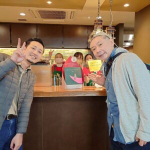 Osamu Suzuki Instagram - 今から治療終えて長崎から帰るのですが、長崎空港のスタバのにて、「君だってサンタクロースかもしれない」を見て帰ろうとしたらスタッフさんが声をかけてくれまして。
一緒に写真撮らしていただき、しかも、サインまでさせていただきました！
お店では売ってない、スターバックスにしか絵本は置いてないです！
ぜひ、手にとっていただきたいです！
長崎空港店さん、ありがとうございます！

そして、歯の治療、まずは、終了！
帰るぞーーー！