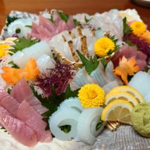 Osamu Suzuki Instagram - 長崎です。明日、歯の手術。来年インプラントをするために、上に骨を作る手術をします。
今、流行りの再生医療。
歯茎を切ったり色々します。
今夜は最後の晩餐。
海鮮です。