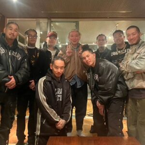 Osamu Suzuki Instagram - 来年２月１９日東京ドーム公演で解散することになったBAD HOPと、実はこの一週間まるまる、ある番組を撮影してました！
めちゃくちゃおもしろいものが撮れました！
途中、大トラブルも発生したんだけど、仕事に向かう僕の顔を見た妻が「久々にワクワクした顔してるね」と言いました。
そのくらいワクワクしたんだと思います。
バラエティーの「新作」としては、これが最後になると思いますが、それをBAD HOPと、こんな最高のものが撮影できて、幸せです！！