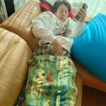 Osamu Suzuki Instagram - 放送作家辞めるまで７８日の今日１月１３日は、妻の４４回目の誕生日です。朝からソファーとYOGIBOに挟まれてゆっくりしてます。妻が２２歳のときに僕と結婚したので、妻の人生の半分を僕といることになります。すごあことですよね。交際０日で結婚したのに、こんなにも長く一緒にいてくれてありがたいなと思います。交際０日婚、今こそたまに聞くようになりましたが、僕らはガチの交際０日婚です。だって婚姻届を出しに行った日が初めて二人きりになった日で、その日の妻の一言目が「なんか気まずいね」ですからね。その時妻が２２歳。そして４４歳になりました。妻よ、４４歳誕生日おめでとうございます！今日はなるべくダラダラしてください。 写真は、腹が冷えるのでトレーナーを腹まで下ろそうとする貴重なカット。