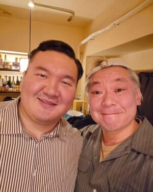 Osamu Suzuki Instagram - 親方。出会って12年が経ちました。
親方は、横綱から、親方になり。
僕は来年、放送作家を卒業し、次にいきます。
これからも。
ずっと。
よいお年を！