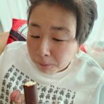 Osamu Suzuki Instagram - 妻に誕生日プレゼントでチョコバーを渡しました。 喜んでくれました。 チョコバーをうまそうに食べますね！
