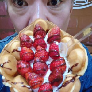 Osamu Suzuki Instagram - 台湾に行ってきました。意外にも初めての台湾です。
今回、台湾で色々食べましたが、ベストグルメは「點水樓」のうなぎのおこわでした。
そしてベスト観光地は、映画「千と千尋－」でおなじみの九份（きゅうふん）。
夜のクラブ周りもしましたが、いや、台湾のクラブ、やばいっす。街がとんでもなく元気すぎて。
最高でございました！！