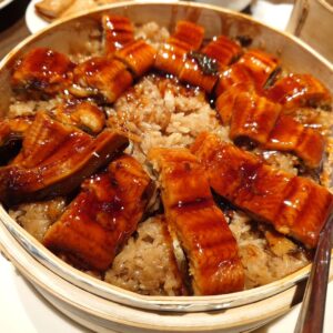 Osamu Suzuki Instagram - 台湾に行ってきました。意外にも初めての台湾です。
今回、台湾で色々食べましたが、ベストグルメは「點水樓」のうなぎのおこわでした。
そしてベスト観光地は、映画「千と千尋－」でおなじみの九份（きゅうふん）。
夜のクラブ周りもしましたが、いや、台湾のクラブ、やばいっす。街がとんでもなく元気すぎて。
最高でございました！！