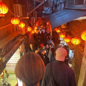 Osamu Suzuki Instagram - 台湾に行ってきました。意外にも初めての台湾です。
今回、台湾で色々食べましたが、ベストグルメは「點水樓」のうなぎのおこわでした。
そしてベスト観光地は、映画「千と千尋－」でおなじみの九份（きゅうふん）。
夜のクラブ周りもしましたが、いや、台湾のクラブ、やばいっす。街がとんでもなく元気すぎて。
最高でございました！！