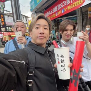 Osamu Suzuki Instagram - 台湾に行ってきました。意外にも初めての台湾です。
今回、台湾で色々食べましたが、ベストグルメは「點水樓」のうなぎのおこわでした。
そしてベスト観光地は、映画「千と千尋－」でおなじみの九份（きゅうふん）。
夜のクラブ周りもしましたが、いや、台湾のクラブ、やばいっす。街がとんでもなく元気すぎて。
最高でございました！！