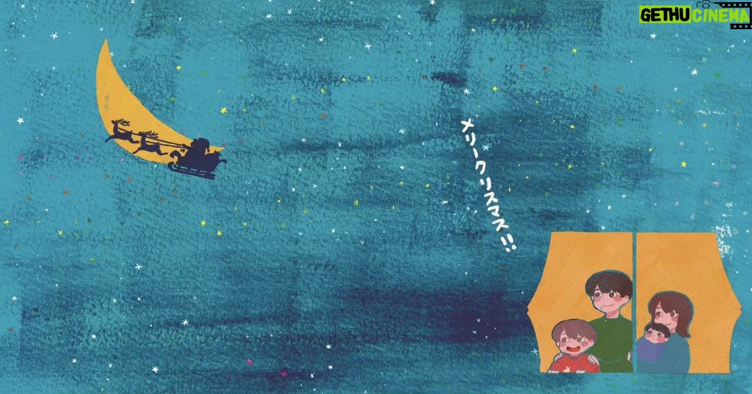 Osamu Suzuki Instagram - スターバックスさんと作った絵本を インスタで特別公開します! クリスマスなんで! ↓↓↓ 「君だってサンタクロースかもしれない」 ずっと笑い続けてほしいという願いを込めて、 ママとパパは僕に 「笑太(しょうた)」と付けてくれたんだ。 でも、残念ながら最近、あんまり笑ってない。 こないだのクリスマス、 家にはサンタさんが来てくれなかったんだ。 僕が9歳だから、もうサンタさんは来なくなったのかなって 思うようにしている。 ママもパパも、最近笑ってないんだ。 家にいてもずっと難しい顔をしている。 前はね、口を大きく開けて、たくさん笑ってた。 ママとパパの笑う顔が好きで、 それを見るだけで僕も笑ってた。 学校でも最近、友達があんまり笑わなくなったんだ。 中学受験のために、塾に通い始めた友達も多くて、 しんどそうな顔をしている。 家でも学校でも。 みんなの顔から笑顔が減っている。 学校からの帰り道。 公園で、水たまりに浮かぶ自分の顔を見つめてた。 そしたらね。 太ったおじさんが僕の顔を見て話しかけてきたんだ。 「なんだか難しそうな顔をしてるね」 太ったおじさんは、オーバーオールを着て、 白いおひげを生やしている人で、 ニコニコしていてた。 「おじさん、なんかサンタさんみたいだね」 「よく言われるよ。君は最近いいことないのかい?」 僕はおじさんに言ったんだ。 ママも、パパも学校の友達も笑わなくなった。。 だから僕も笑わなくなったって。 そんな僕におじさんは言ったんだ。 「みんな笑い方を忘れちゃったのかな」って。 「みんなが笑い方を忘れたなら、 君が思い出させてやるんだよ」 僕が「どうやって?」って聞いたら、 おじさんは「それは自分で考えるんだよ。笑太君」って。 笑って帰っていった。 家に帰って、一人で考えたんだ。 どうやったら前みたいに笑ってくれるかなって。 ママとパパが笑ってる時を思い出した。 大きく口を開いて笑っているのを思い出した。 そしたら思いついたんだ‼︎ ママとパパに笑顔を思い出す方法。 僕は、画用紙を出して、 大きく笑っている口を書いてね。 それをハサミで切って作ったんだ。 スマイルマウス! これを口元に当てれば誰だって笑顔になれる。 笑顔を思い出すはずだ。 ママとパパが疲れた顔をして仕事から帰ってきた。 僕はママとパパに渡したんだ。 「ママとパパにプレゼント! スマイルマウスだよ! つけてみて!」 ママとパパは不思議な顔をして スマイルマウスを付けたんだ。 「ママとパパの笑顔だー」 そしたらね、ママとパパは お互いにスマイルマウスを付けた顔を見て。 吹き出したんだ。 ママとパパが久しぶりに本当に笑ったんだ! 僕はママとパパに スマイルマウスを作った理由を話したんだ。 最近、ママとパパが笑顔がないから 心配だったこと。 笑い方を忘れちゃったんじゃんないかって。 「だからスマイルマウスを作ったんだ!」 ママとパパはね、目に涙を浮かべてね、 僕を抱きしめてくれた。 3人で抱きしめあったんだ。久しぶりに。 とっても暖かかった。 次の日からママとパパは家で また笑うようになってくれた。 大成功! 学校でもね、最近、笑ってなくて しんどそうな顔してる友達に スマイルマウスを配ったんだ。 みんな、教室で付けて、 お互いの顔見合って、吹き出して。 笑顔になった。 笑い方を思い出して。 前みたいに 笑顔の多い教室に戻ったんだ。 大成功‼︎ 家に帰ると、ママとパパが笑ってた。 パパが教えてくれたんだ。 「笑太、ママのお腹にね、弟が出来たんだ」 僕は叫んだよ。 「やったーーーーーーーーーーーーーー」 今年のクリスマスイブ。 弟が生まれた。 最高のクリスマスプレゼント。 今年、ママとパパは 僕にとって最高のサンタクロースになってくれたんだ。 僕はそこで気づいたんだ。 「誰だってサンタになれるんだ」 「メリークリスマス!!」