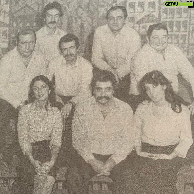 Oya Başar Instagram - Bir güzel arkadaşı daha kaybettik... #hikmetkaragöz ~1978 Levent Kırca Tiyatrosu