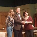 Oya Başar Instagram - Dünya Tiyatrolar Gününde Plastik Aşklar oyunumuzla bir ödül daha kucakladık. Perdeler hiç kapanmasın! 🎭