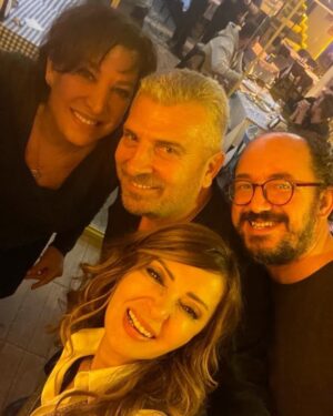 Oya Başar Instagram - Plastik Aşklar Ekibi ,yol arkadaşlarım,çok keyifli bir geceydi,herkese mutlu bir yıl olsun.