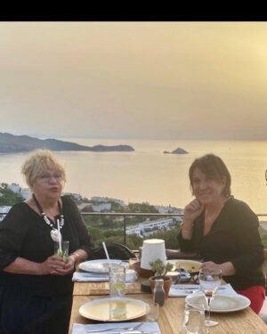 Oya Başar Instagram - @rubymarebodrum çok güzel bir yer olmuş. Sevgili arkadaşım @nevraserezli ile yaza ve sağlığa merhaba dedik ☀️