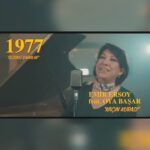 Oya Başar Instagram - Canım Emir’imin “Sezen’li Şarkılar” projesinde çok yetenekli kadın oyuncularla Sezen şarkıları söyledik 🎤🎹🎷 @emirersoy #1977