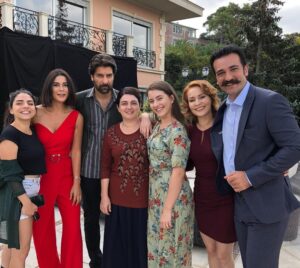 Ozan Dağgez Instagram - İlk bölümünden son bölümüne kadar içinde yer almaktan büyük mutluluk ve gurur duyduğum @afiliask yapım ekibime, yönetmenlerime, birbirinden değerli oyuncu arkadaşlarıma ve ekranları başında bizi yalnız bırakmayan sevgili izleyicilerimize sonsuz teşekkürler 🙏🏼👏🏻 @kanald @arcfilmyapim @caglarertugrul @burcuozberk @tanerrumeli @uguruzunel @nesebaykent @altan_erkekli @berilpozam @beniandonmez @serkaytutuncu @serdargozelekli @senemzencir @asenatugal @ryhnyldrmm @zeyneptugcebayat @oneratess @guzidears @barss @ilker_arslan 🚀🍀