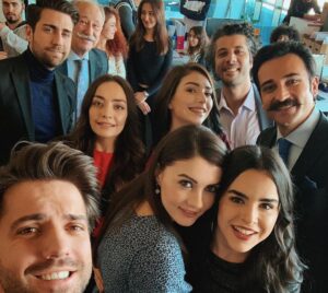 Ozan Dağgez Instagram - İlk bölümünden son bölümüne kadar içinde yer almaktan büyük mutluluk ve gurur duyduğum @afiliask yapım ekibime, yönetmenlerime, birbirinden değerli oyuncu arkadaşlarıma ve ekranları başında bizi yalnız bırakmayan sevgili izleyicilerimize sonsuz teşekkürler 🙏🏼👏🏻 @kanald @arcfilmyapim @caglarertugrul @burcuozberk @tanerrumeli @uguruzunel @nesebaykent @altan_erkekli @berilpozam @beniandonmez @serkaytutuncu @serdargozelekli @senemzencir @asenatugal @ryhnyldrmm @zeyneptugcebayat @oneratess @guzidears @barss @ilker_arslan 🚀🍀