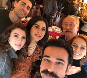 Ozan Dağgez Instagram - İlk bölümünden son bölümüne kadar içinde yer almaktan büyük mutluluk ve gurur duyduğum @afiliask yapım ekibime, yönetmenlerime, birbirinden değerli oyuncu arkadaşlarıma ve ekranları başında bizi yalnız bırakmayan sevgili izleyicilerimize sonsuz teşekkürler 🙏🏼👏🏻 @kanald @arcfilmyapim @caglarertugrul @burcuozberk @tanerrumeli @uguruzunel @nesebaykent @altan_erkekli @berilpozam @beniandonmez @serkaytutuncu @serdargozelekli @senemzencir @asenatugal @ryhnyldrmm @zeyneptugcebayat @oneratess @guzidears @barss @ilker_arslan 🚀🍀
