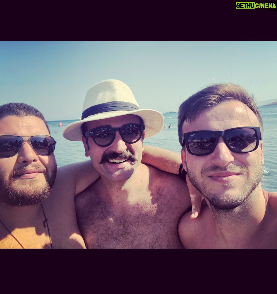 Ozan Dağgez Instagram - #yineyeniyeniden #brotherhood #eskimeyendostluk #bodrum 👊🏻 @jose_rico_calvares @tekinoztin Kefi Beach