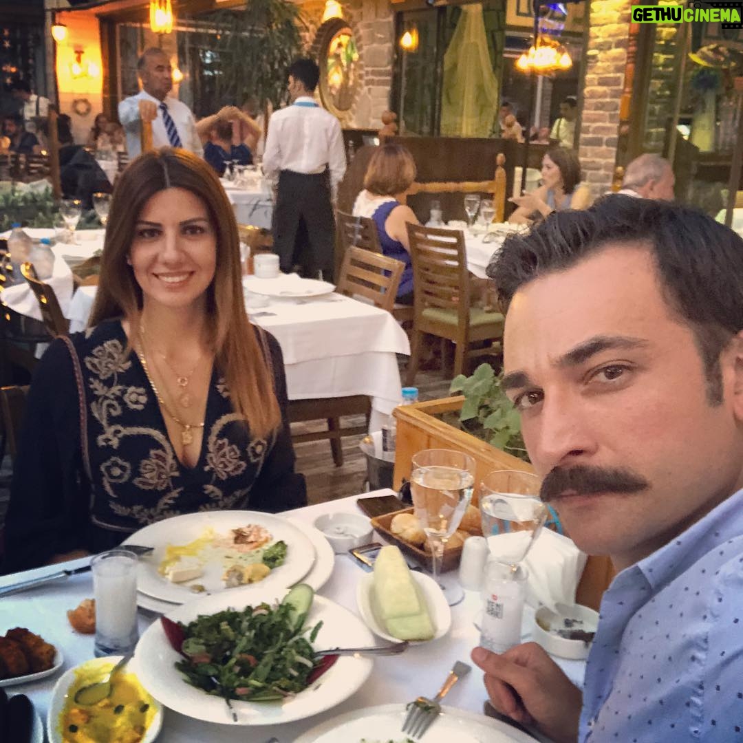 Ozan Dağgez Instagram - #happyaniversary #8thyearanniversary #berabernicemutluyıllara #2temmuz2010 👰🏻🤵🏻🎉 Misina Balık