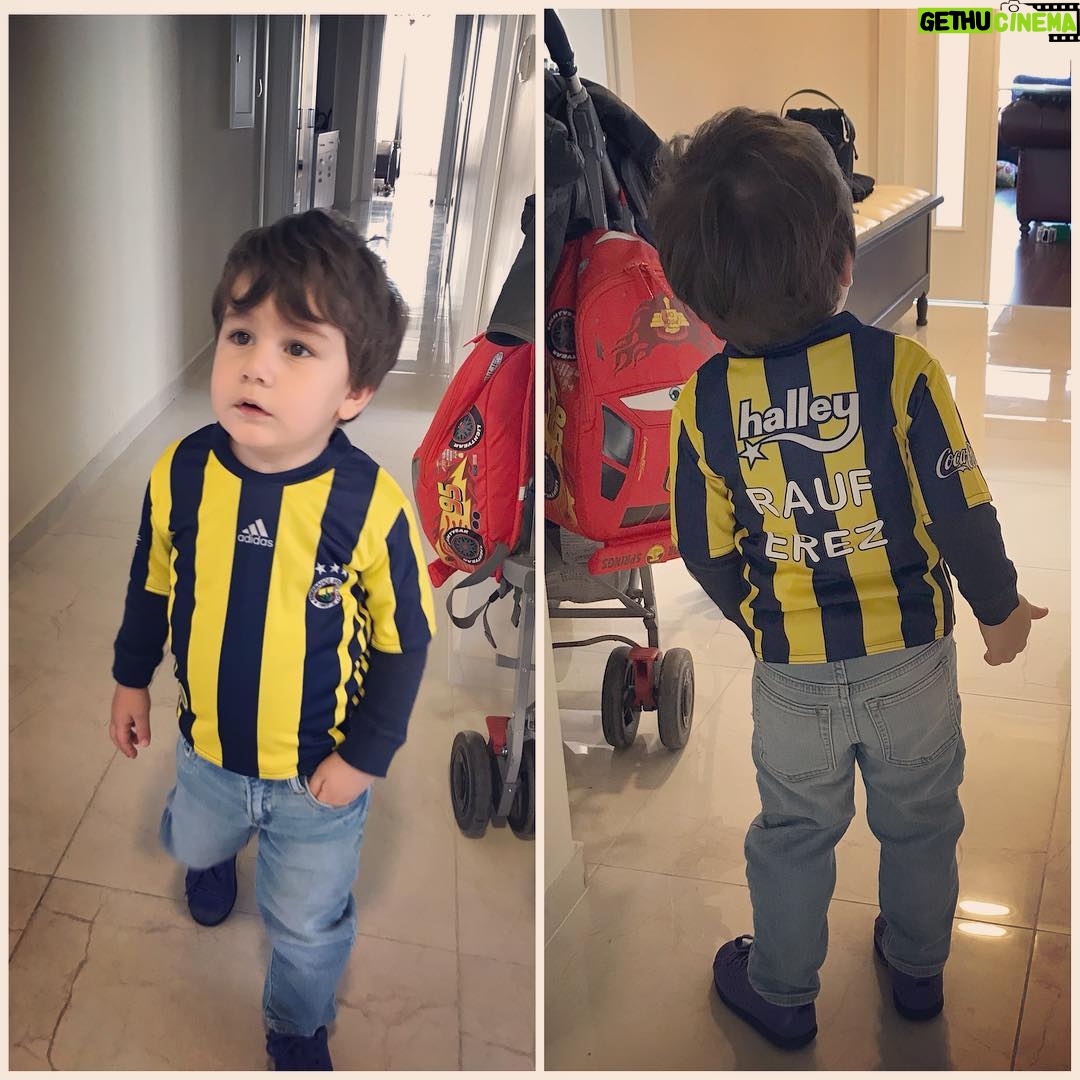 Ozan Dağgez Instagram - #fenerbahçe #derbi #şampiyon #derbiyehaziriz #rauferezdağgez 💙💛 Erenköy
