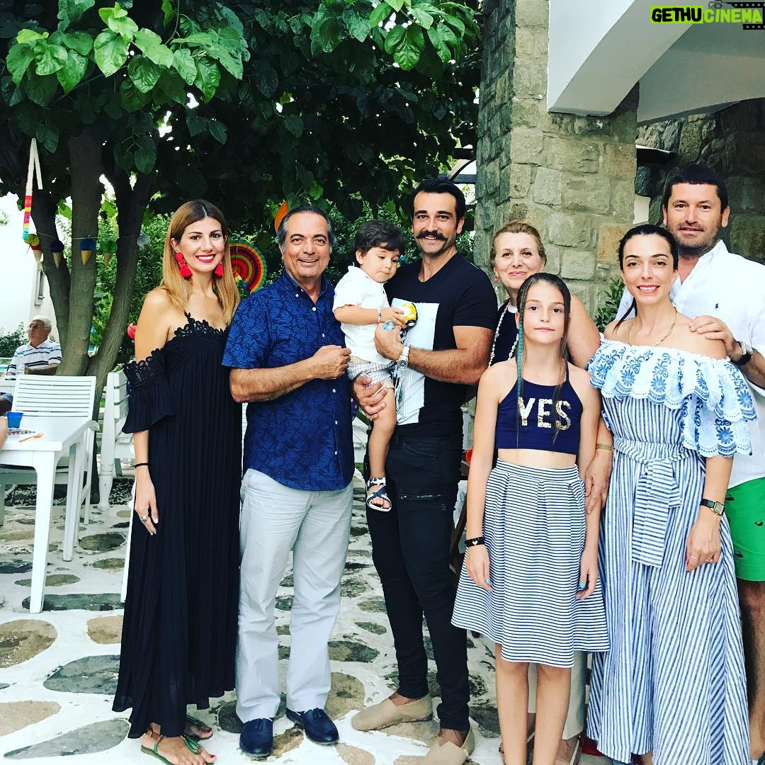Ozan Dağgez Instagram - #happybirthday #iyikidoğdunoğlum #ortakent #yahşi #bodrum #ikincidoğumgünü #garden #ailecandir #hepberaberiz #smile 🎂👏🏻🎉 Bodrum Ortakent Yahşi Yalısı