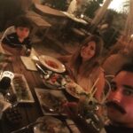 Ozan Dağgez Instagram - #alaçatı #çeşme #kaparibahce #çekirdekaile #rauferezdağgez @eda_saritasdaggez Kapari Bahçe