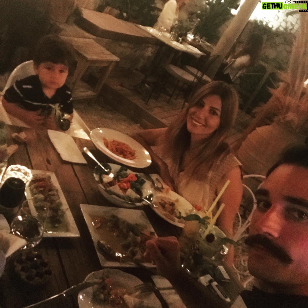 Ozan Dağgez Instagram - #alaçatı #çeşme #kaparibahce #çekirdekaile #rauferezdağgez @eda_saritasdaggez Kapari Bahçe